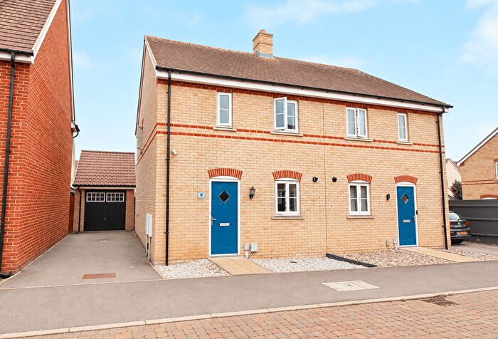 3 Bedroom Semi-Detached House For Sale In Meadowsweet Way, Stotfold, Hitchin, SG5