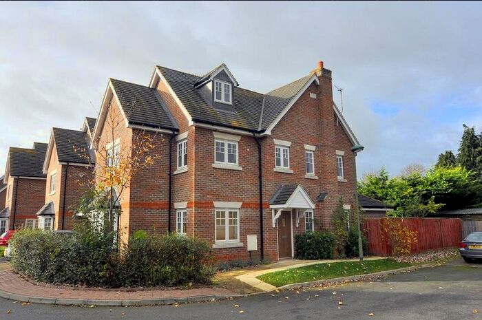 4 Bedroom Detached House To Rent In Oakley Gardens, Maidenhead, SL6