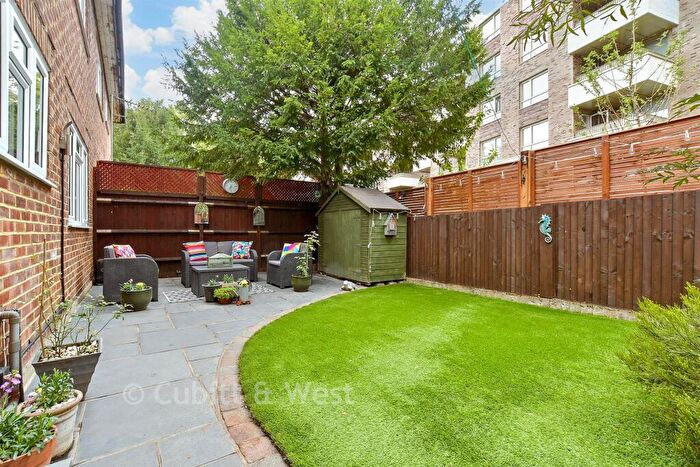 2 Bedroom Ground Maisonette For Sale In Falcourt Close, Sutton, Surrey, SM1