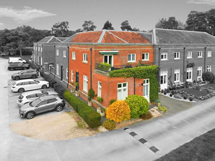 4 Bedroom Mews For Sale In Carnarvon Court, Bretby Park, DE15