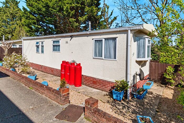 1 Bedroom Mobile/park Home For Sale In Winchester Road, Fair Oak, Eastleigh, SO50