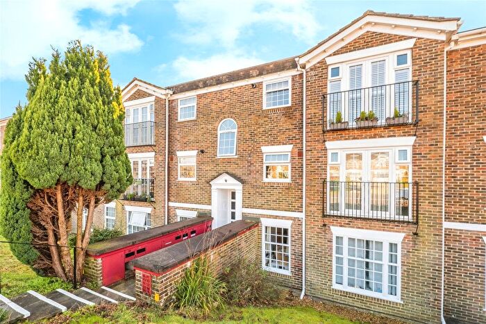 2 Bedroom Flat For Sale In Heathfield Green, Midhurst, West Sussex, GU29