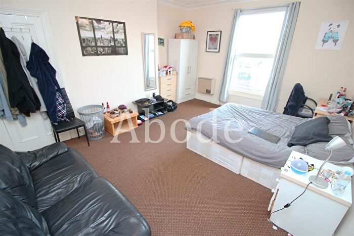 6 Bedroom House To Rent In Buckingham Mount, Hyde Park, Leeds, LS6