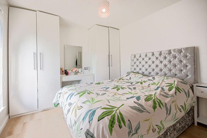 2 Bedroom Flat For Sale In Raven Close, Wynne Court, WD18