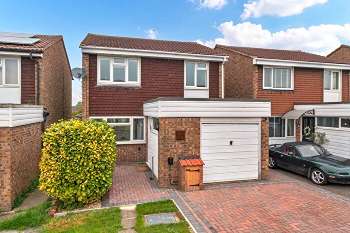 3 Bedroom Detached House To Rent In Grays Close, Royston, SG8