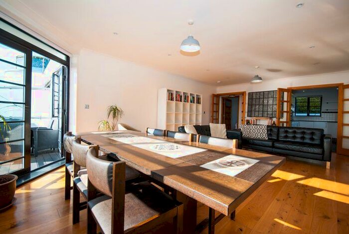 2 Bedroom Flat To Rent In Undercliff Gardens, Leigh-On-Sea, SS9