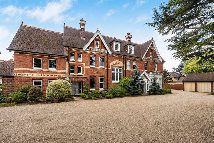 2 Bedroom Flat For Sale In Upper Warren Avenue, Caversham, Reading, RG4
