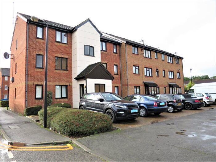 1 Bedroom Flat To Rent In Plowmans Close, London, N18