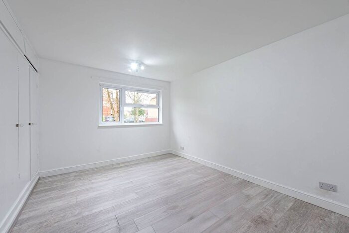3 Bedroom Flat To Rent In Pocklington Close, Edgware, London, NW9