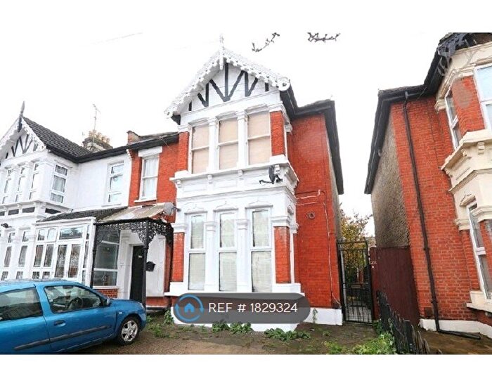 2 Bedroom Flat To Rent In Warwick Gardens, London, IG1