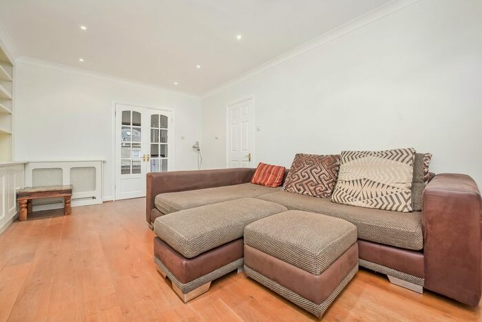 3 Bedroom Flat To Rent In Edith Road, London, Greater London, W14