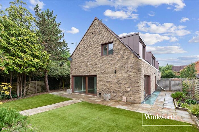 4 Bedroom Semi-Detached House For Sale In Barnet Road, Arkley, EN5