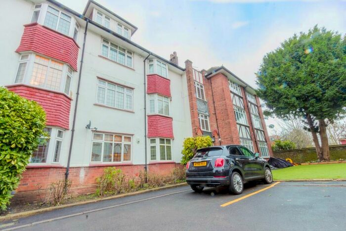 3 Bedroom Flat To Rent In Woodstock Road, Golders Green, NW11