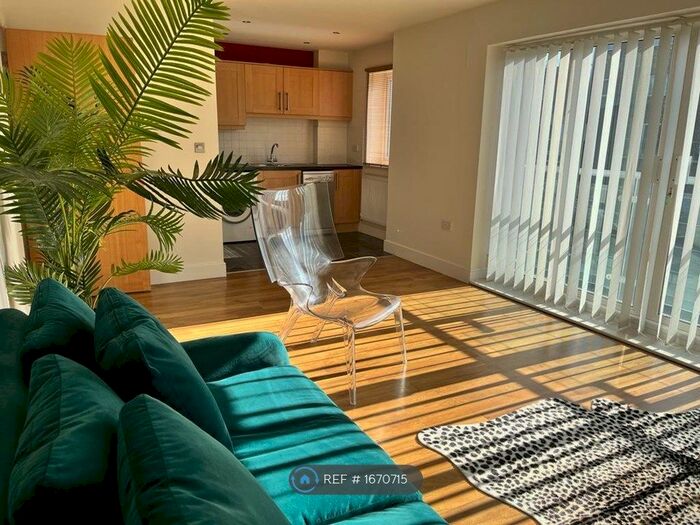 2 Bedroom Flat To Rent In Sundeala Close, Sunbury-On-Thames, TW16