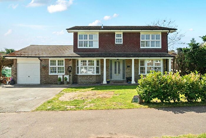 4 Bedroom Detached House For Sale In The Glade, Bucks Horn Oak, Farnham, GU10