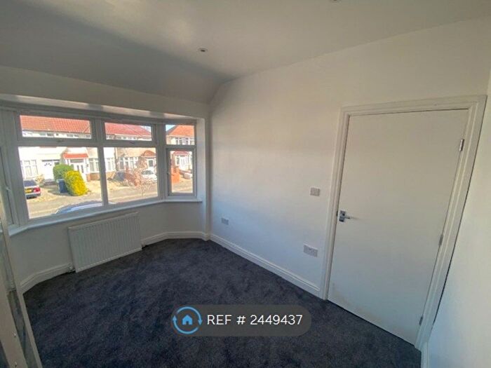 2 Bedroom Flat To Rent In Laburnum Grove, Southall, UB1