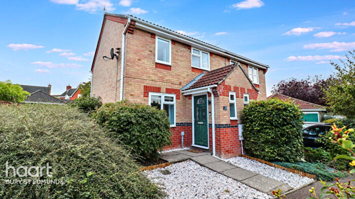 3 Bedroom Semi-Detached House For Sale In Leabrook Close, Bury St Edmunds, IP32