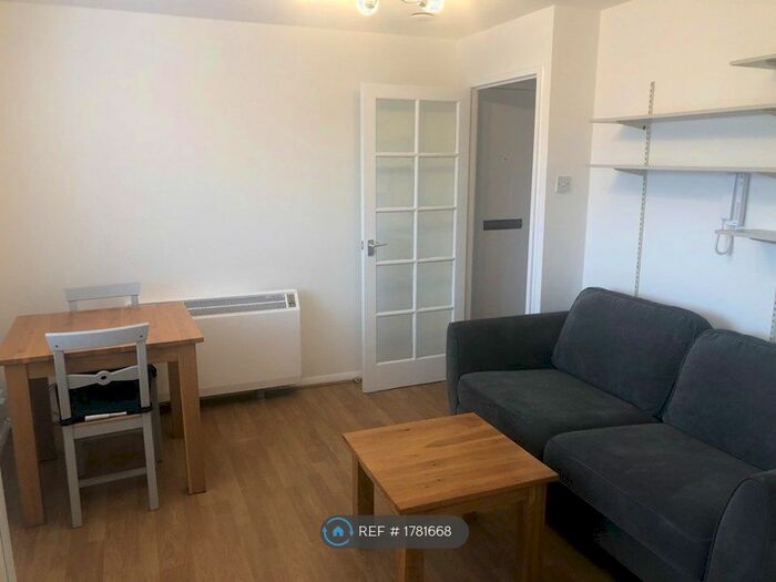 1 Bedroom Flat To Rent In Waddington Close, Enfield, EN1