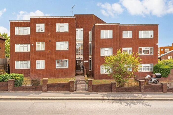 2 Bedroom Flat To Rent In Roxeth Hill, Harrow, HA2