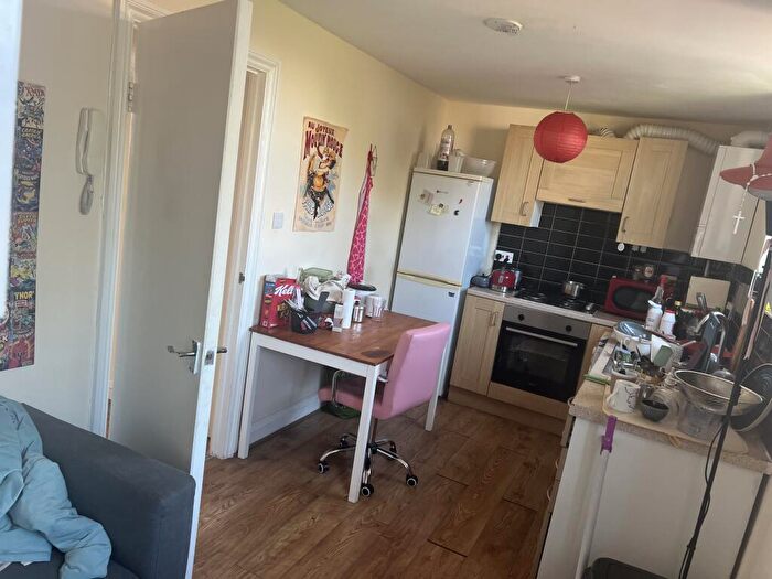 3 Bedroom Apartment To Rent In Amersham Road, Lewisham, London, SE14