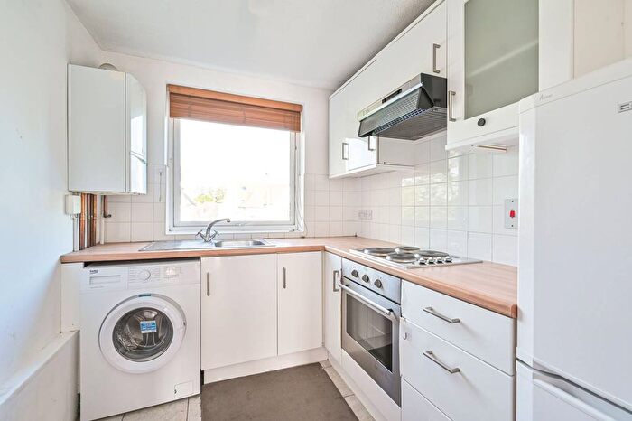 2 Bedroom Flat For Sale In Duncan Court, North Finchley, London, N12