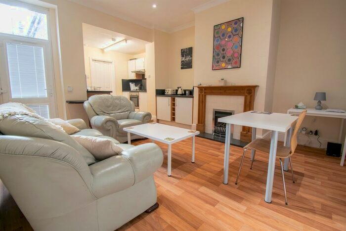 3 Bedroom Flat To Rent In Bayswater Road, Jesmond, Newcastle Upon Tyne NE2