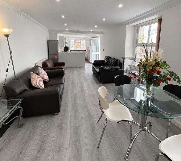 7 Bedroom Terraced House To Rent In Miskin Street, Cardiff, CF24
