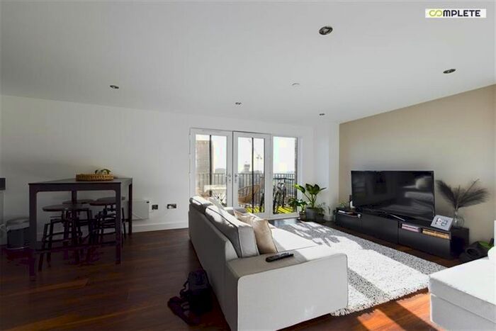 2 Bedroom Flat For Sale In Wilburn Basin, Ordsall Lane, M5