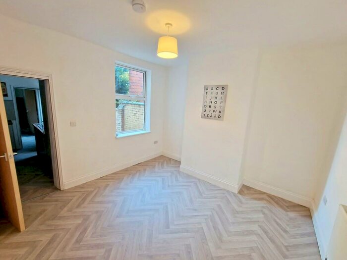 Terraced House To Rent In New Bedroom En-suite Spacious House, CV5