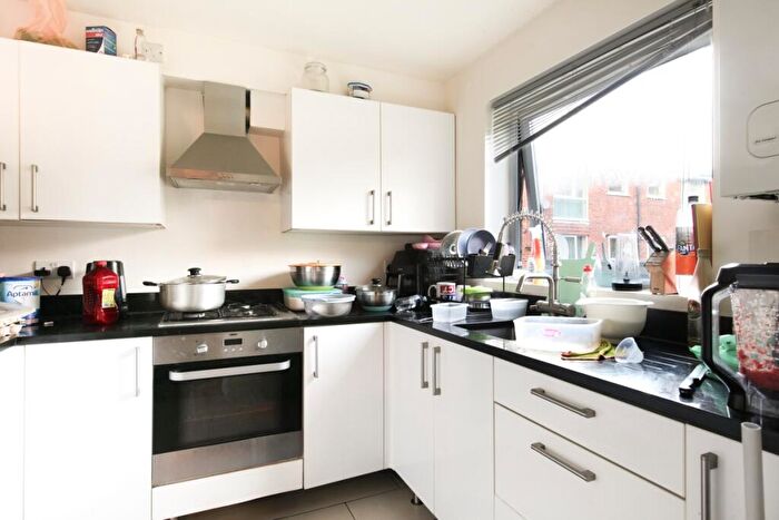 2 Bedroom Flat To Rent In Larch Close, Friern Barnet, N11