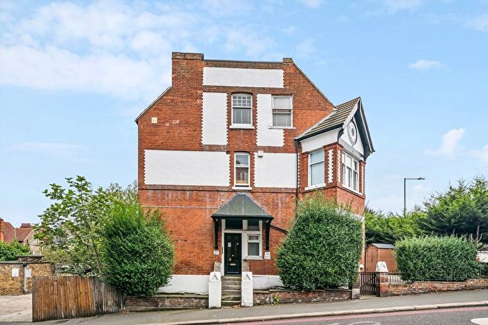 3 Bedroom Flat To Rent In Ambleside Avenue, Streatham, SW16