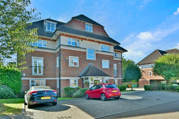 2 Bedroom Apartment For Sale In Admiral Way, Kings Hill, West Malling, Kent, ME19