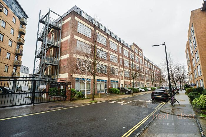 2 Bedroom Flat To Rent In Peckham Grove, Peckham, London, SE15