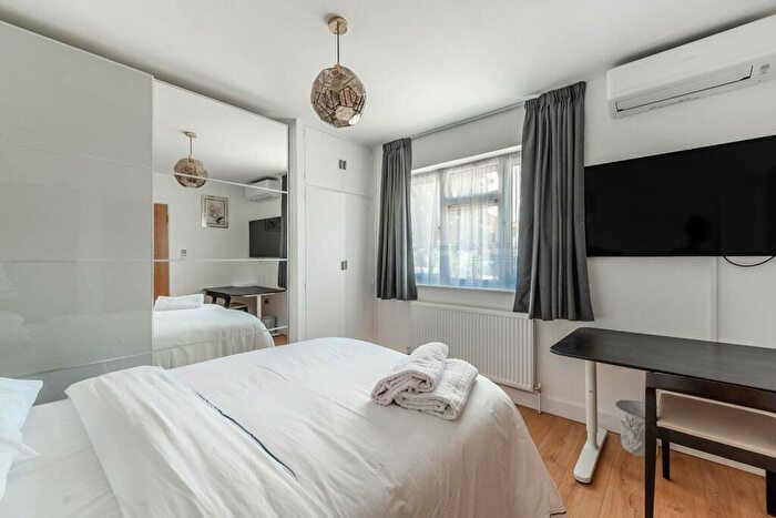 4 Bedroom Semi-Detached House To Rent In Summit Close, Kingsbury, London, NW9