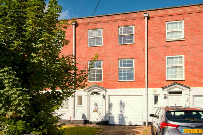 4 Bedroom Terraced House To Rent In Blenheim Close, London, N21