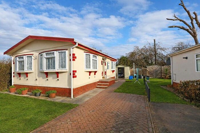 2 Bedroom Park Home For Sale In Hillcrest Caravan Site, Manor Road, LU1