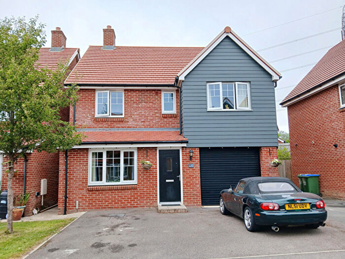 4 Bedroom Detached House For Sale In Rhodes Way, Billingshurst, RH14