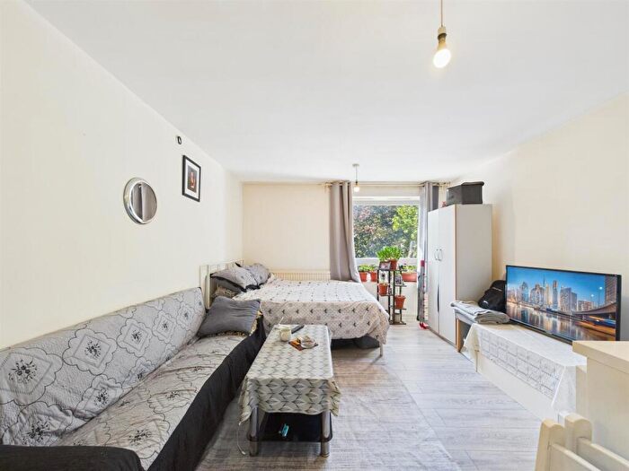 1 Bedroom Flat For Sale In Kerswell Close, London, N15