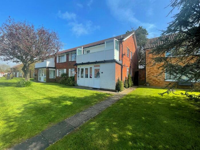 2 Bedroom Flat To Rent In Chatsmore Crescent, Goring-By-Sea, Worthing, BN12