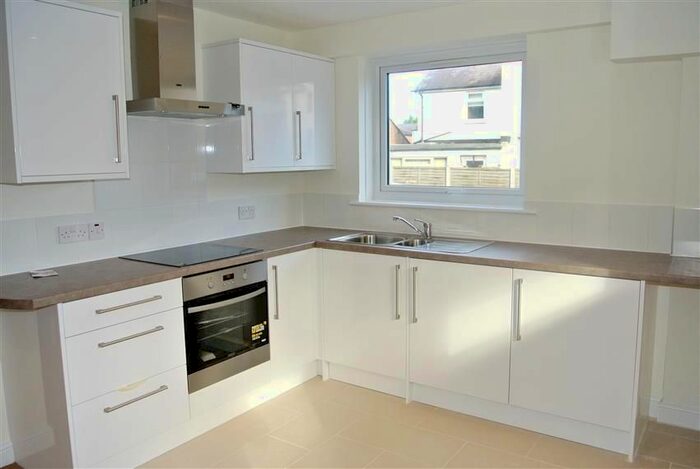 1 Bedroom Flat To Rent In High Street, Addlestone, KT15