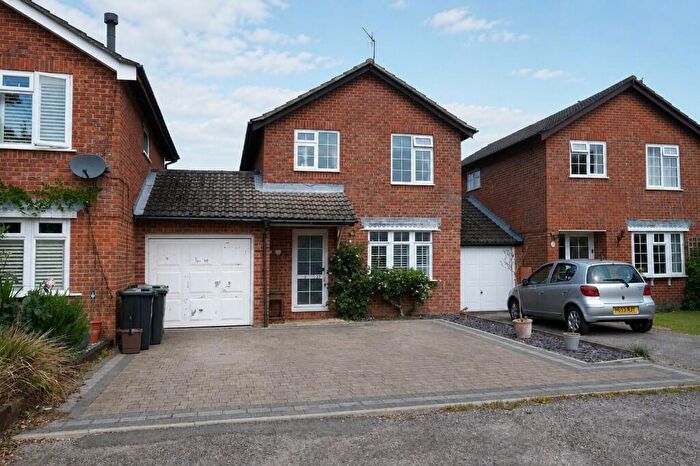 3 Bedroom Link Detached House For Sale In Malthouse Gardens, Marchwood, Southampton, SO40