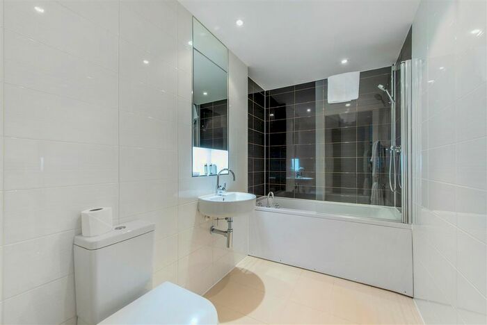 2 Bedroom Flat For Sale In Lamb's Passage, London, EC1Y