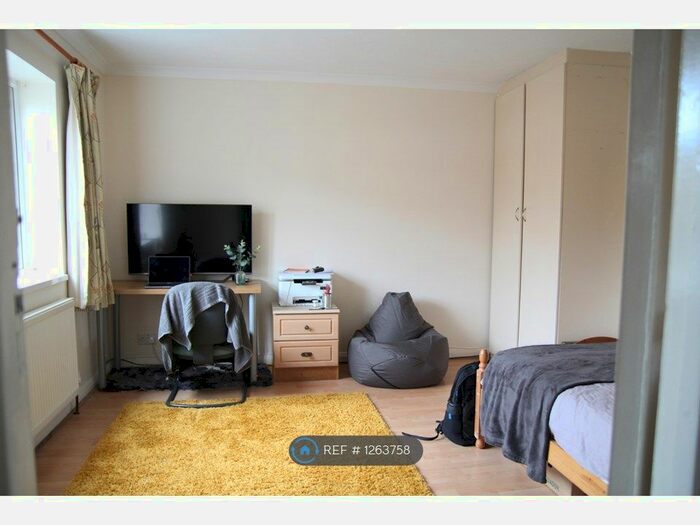 6 Bedroom Semi-Detached House To Rent In The Crescent, Egham TW20