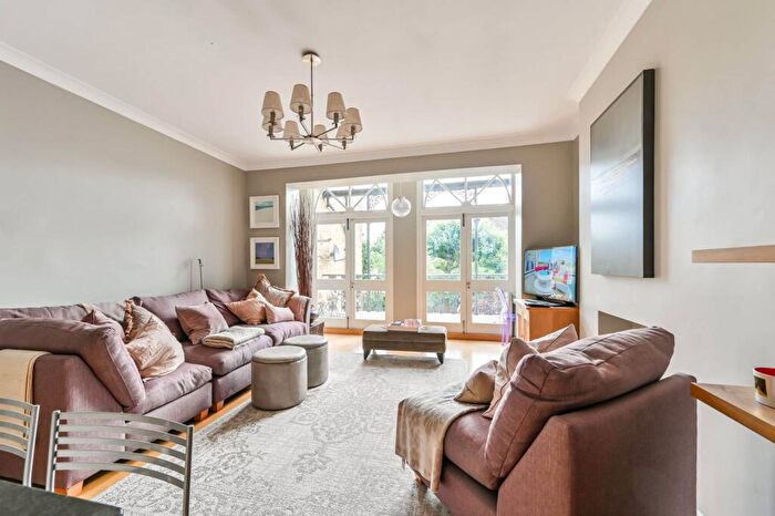2 Bedroom Flat To Rent In Bolingbroke Grove, Wandsworth Common, London, SW11