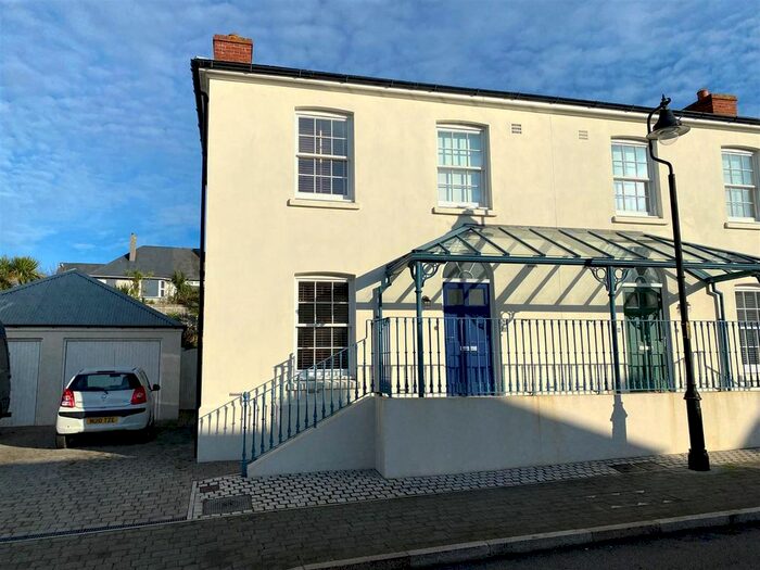 3 Bedroom Semi-Detached House To Rent In Stret Caradoc, Newquay, TR7