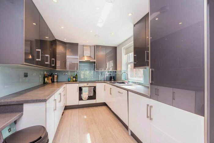 3 Bedroom Flat To Rent In Parkway, Camden Town, NW1