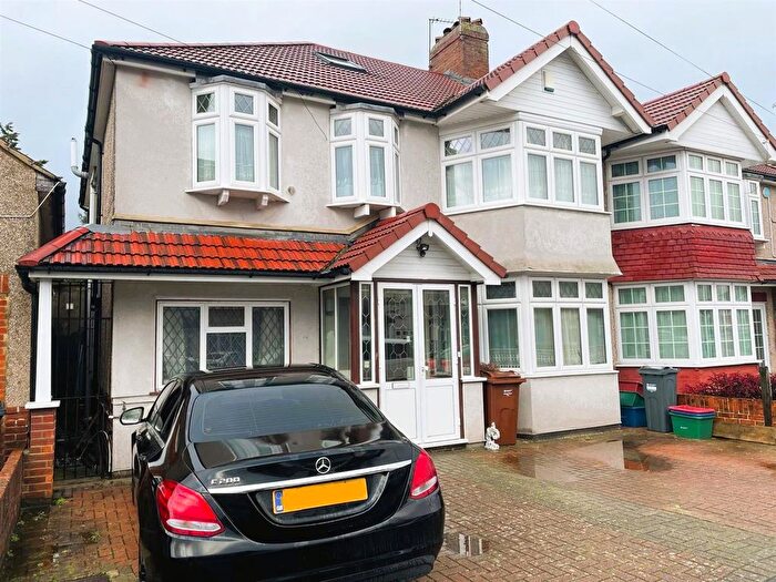3 Bedroom Flat To Rent In Broad Walk, Heston, Hounslow, TW5