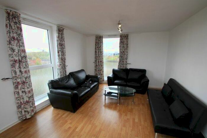 3 Bedroom Flat To Rent In Turnpike Link, Croydon, CR0