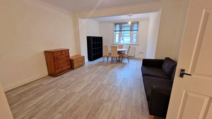 2 Bedroom Flat To Rent In Burdett Road, E3