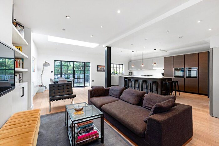 4 Bedroom Semi-Detached House For Sale In Southbourne Crescent, London, NW4